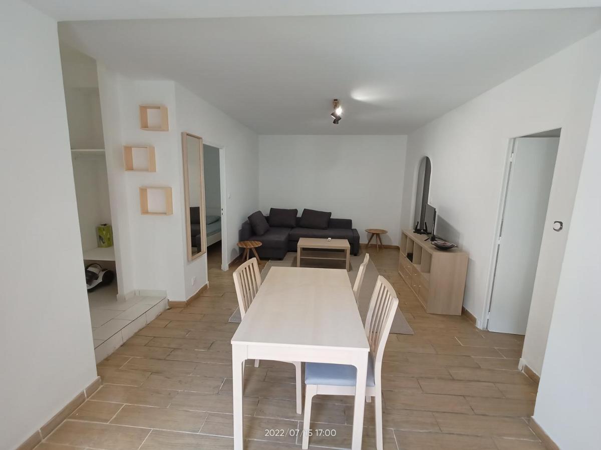 T2 Renove En Rdc Avec Cour, Intra Muros *