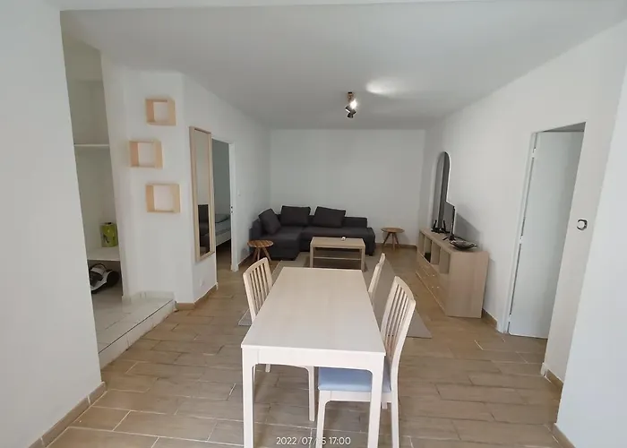 T2 Renove En Rdc Avec Cour, Intra Muros Avignon